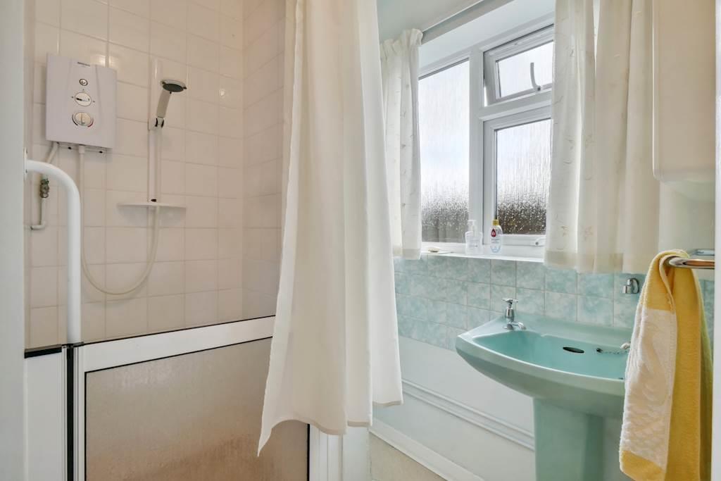 Bathroom 60 D felham road.jpg