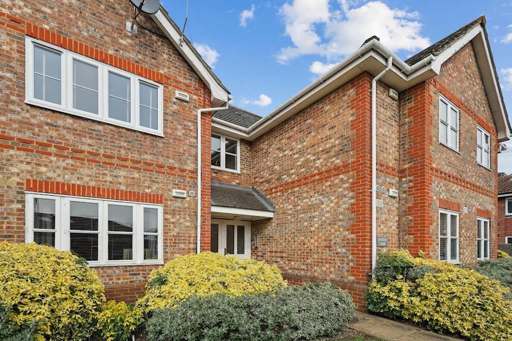 Cumberland Road, Ashford TW15 2 bed flat for sale £312,500