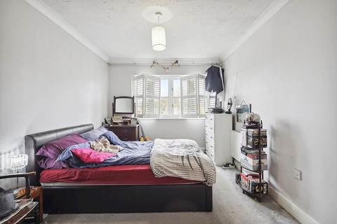 2 bedroom flat for sale, Cumberland Road, Ashford TW15