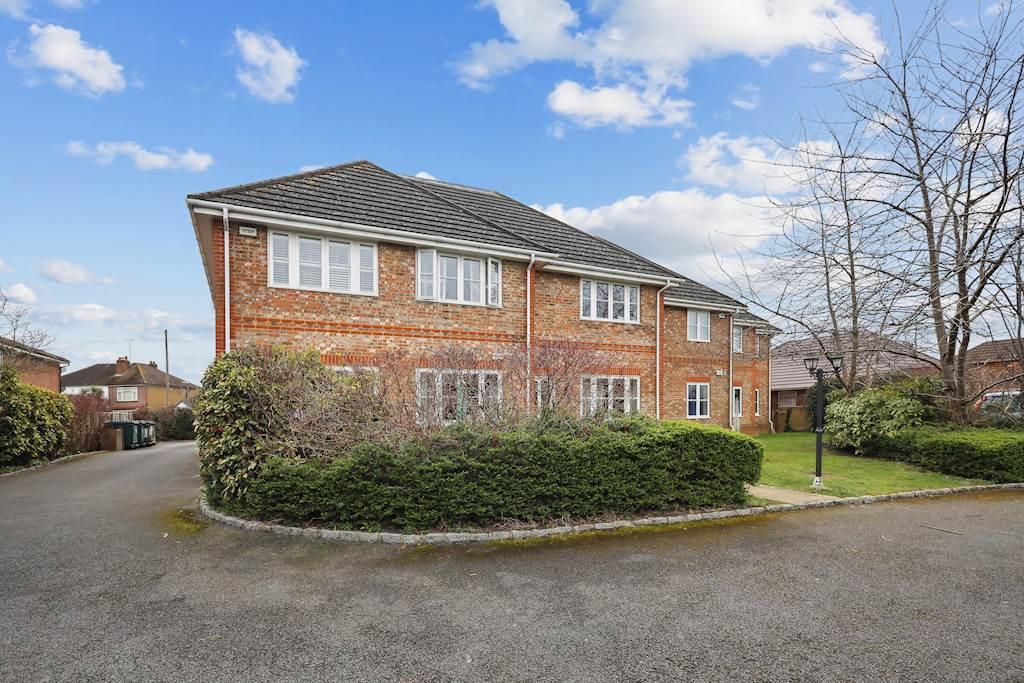 External Flat 7, Coniston Ct, Cumberland Rd, TW15.