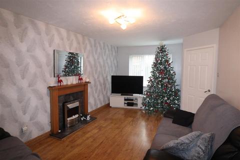 3 bedroom semi-detached house to rent, Bromley Close, Cannock