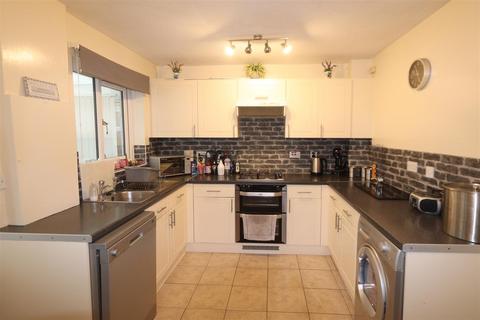 3 bedroom semi-detached house to rent, Bromley Close, Cannock