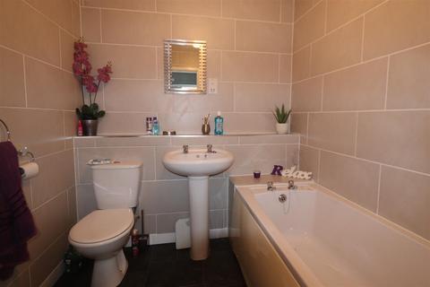 3 bedroom semi-detached house to rent, Bromley Close, Cannock