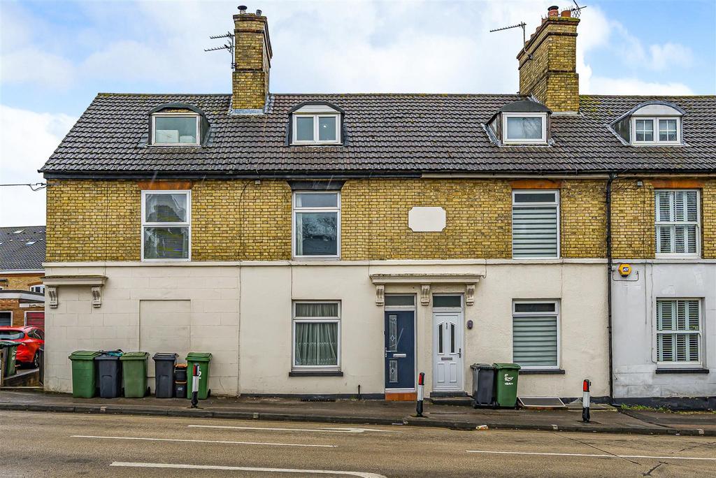 Queens Road, Maidstone 3 bed terraced house for sale £275,000