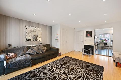 7 Bampton Drive, London, NW7 2AY