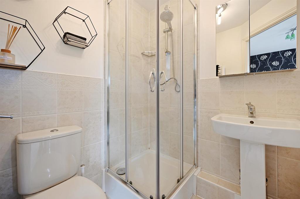 BCLR - 7 Bampton Drive - Ensuite Bedroom 2 (4).jpg