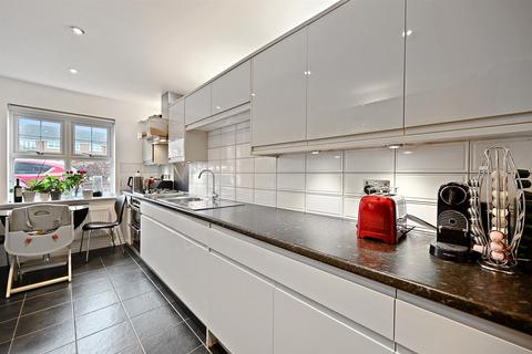 7 Bampton Drive, London, NW7 2AY