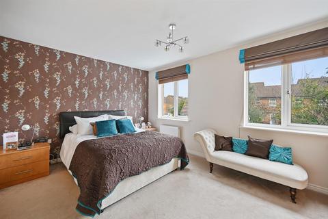 7 Bampton Drive, London, NW7 2AY