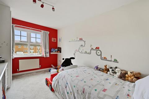 7 Bampton Drive, London, NW7 2AY