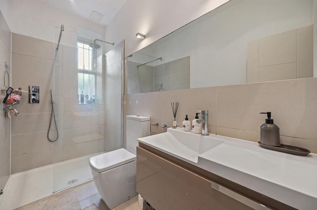 RCLR- 1 A, 75 compayne gardens- bathroom 3 (1).jpg