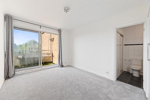 3 bedroom flat to rent, Stonegrove, Edgware HA8