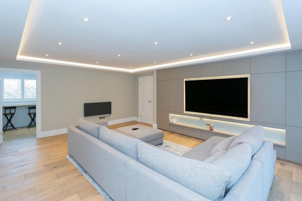 The Four Tubs, Bushey, Hertfordshire... 1 bed apartment £369,000