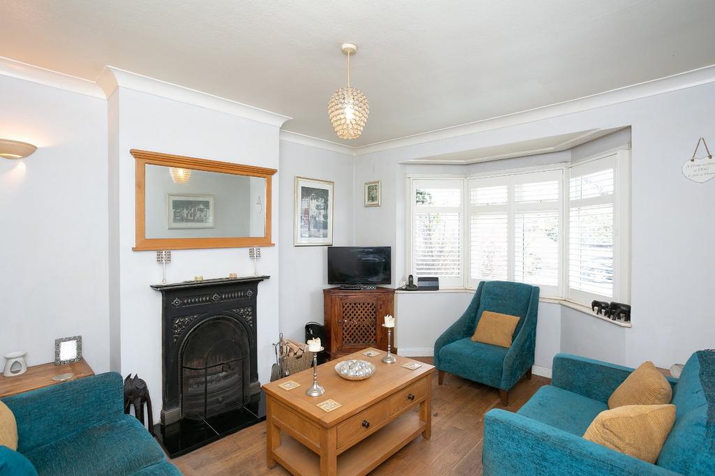 Bushey Mill Crescent, Watford... 4 bed semi-detached house - £585,000