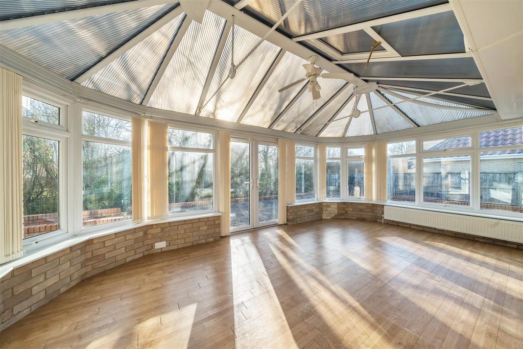 Roundway Park, Devizes 2 bed detached bungalow £395,000