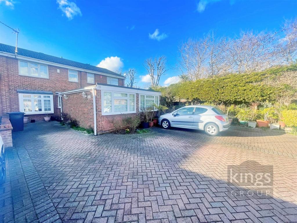 St. Annes Close, Cheshunt, Waltham Cross 3 bed terraced house for sale