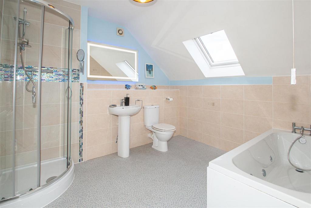 Colossus Way, Bletchley Park 5 bed detached house £2,500 pcm (£577 pw)