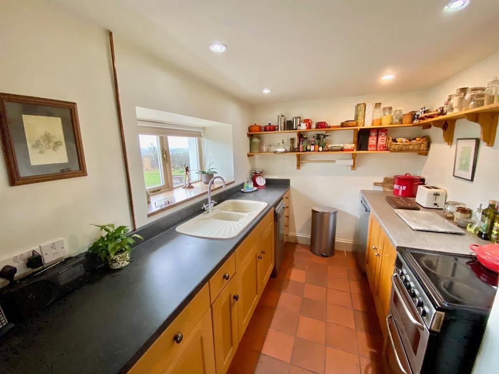 Kitchen 2.jpg