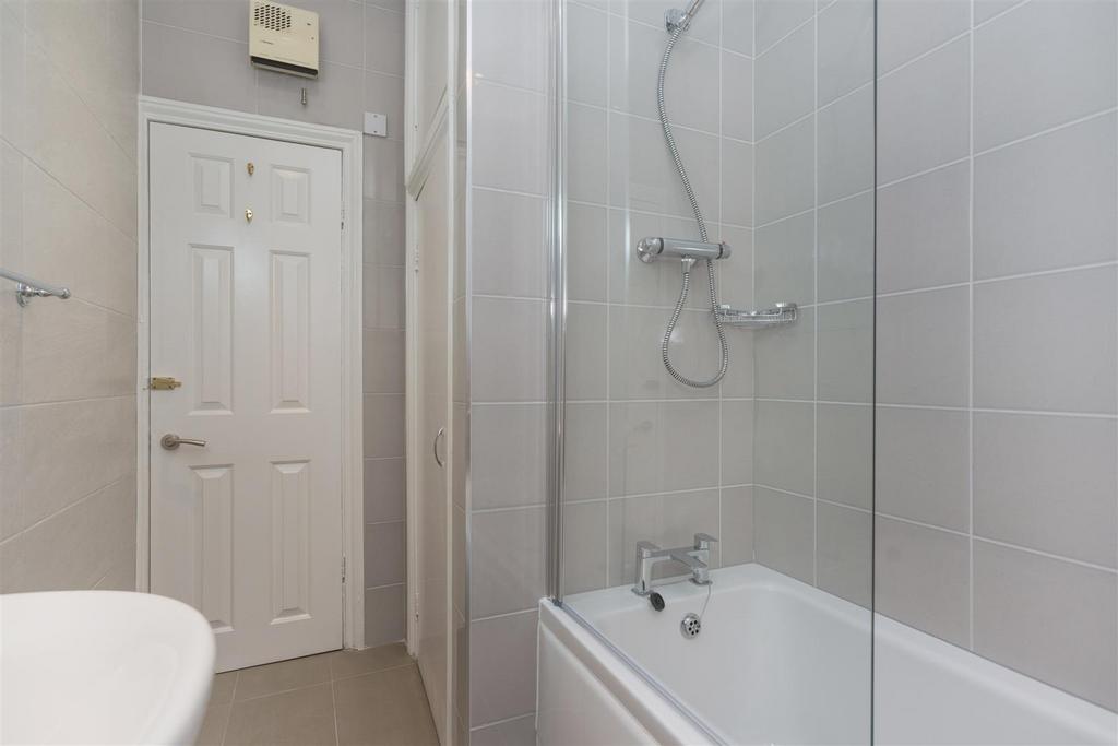 Gloucester Place 132 fl 4 bath 2.jpg
