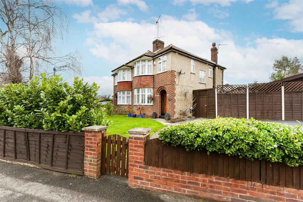 Kings Head Hill, North Chingford 3 bed semidetached house £650,000