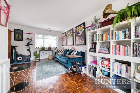 2 bedroom flat for sale - Cranes Drive, Surbiton
