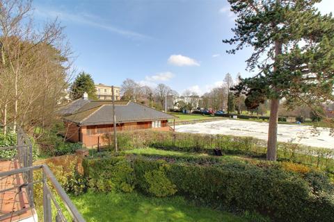 4 The Chestnuts, Gloucester, GL1 1YH