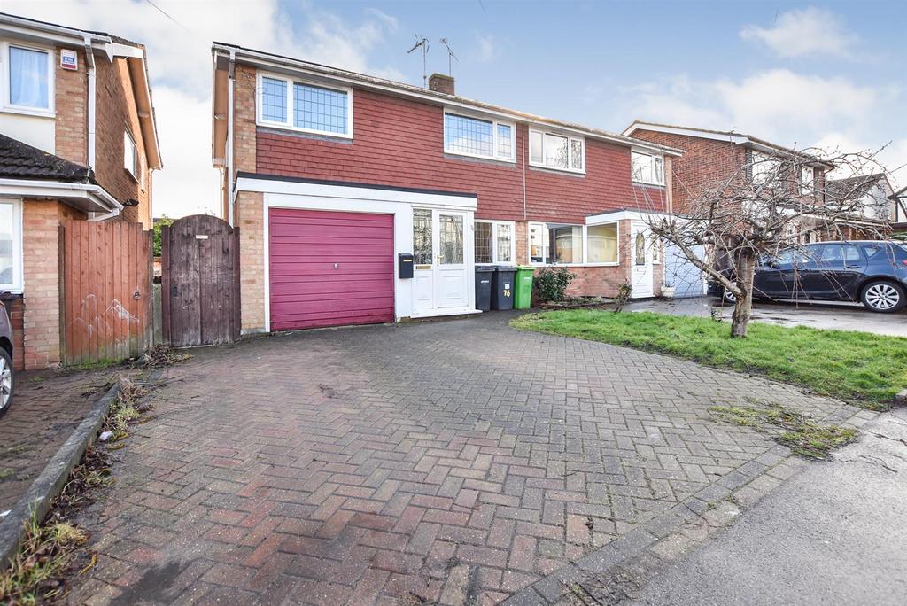 Leslie Road, Rayleigh 3 bed semidetached house for sale £369,995