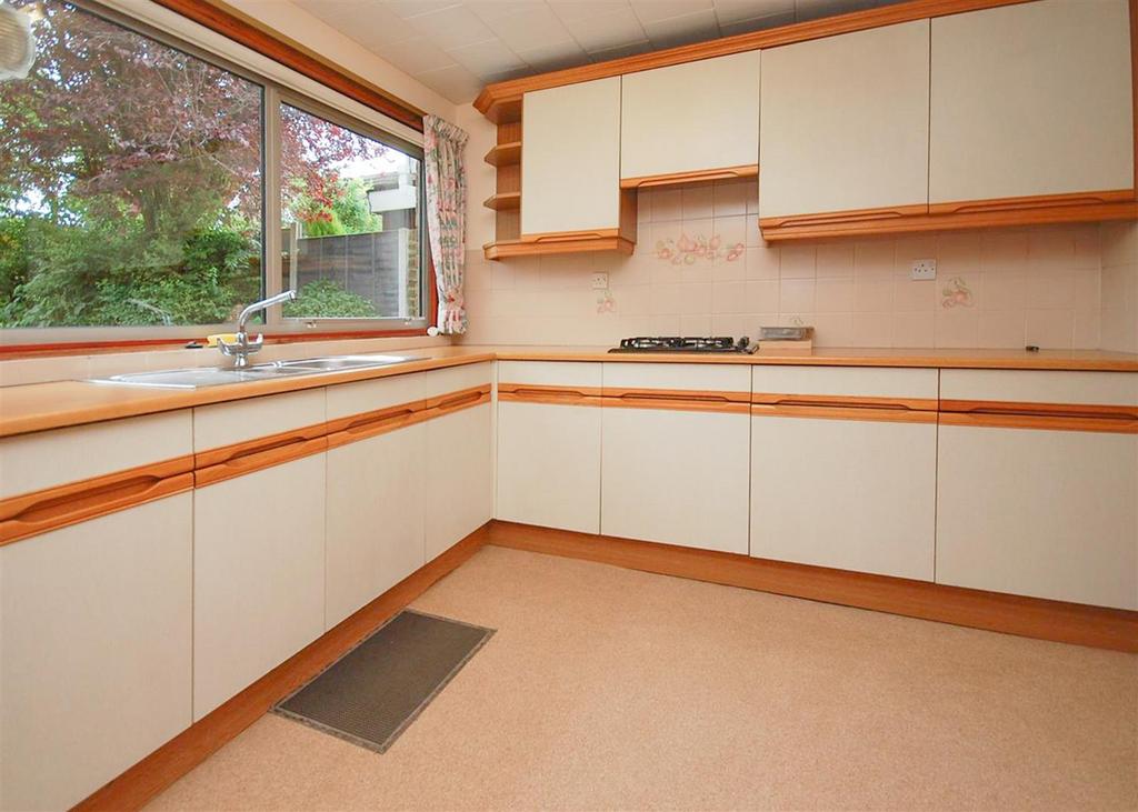 16 Surrey Drive, Finchfield, Wolverhampton 3 bed link detached house