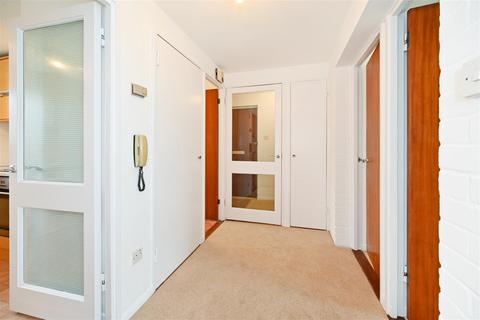 3 bedroom flat to rent - Bayton Court, Chichester