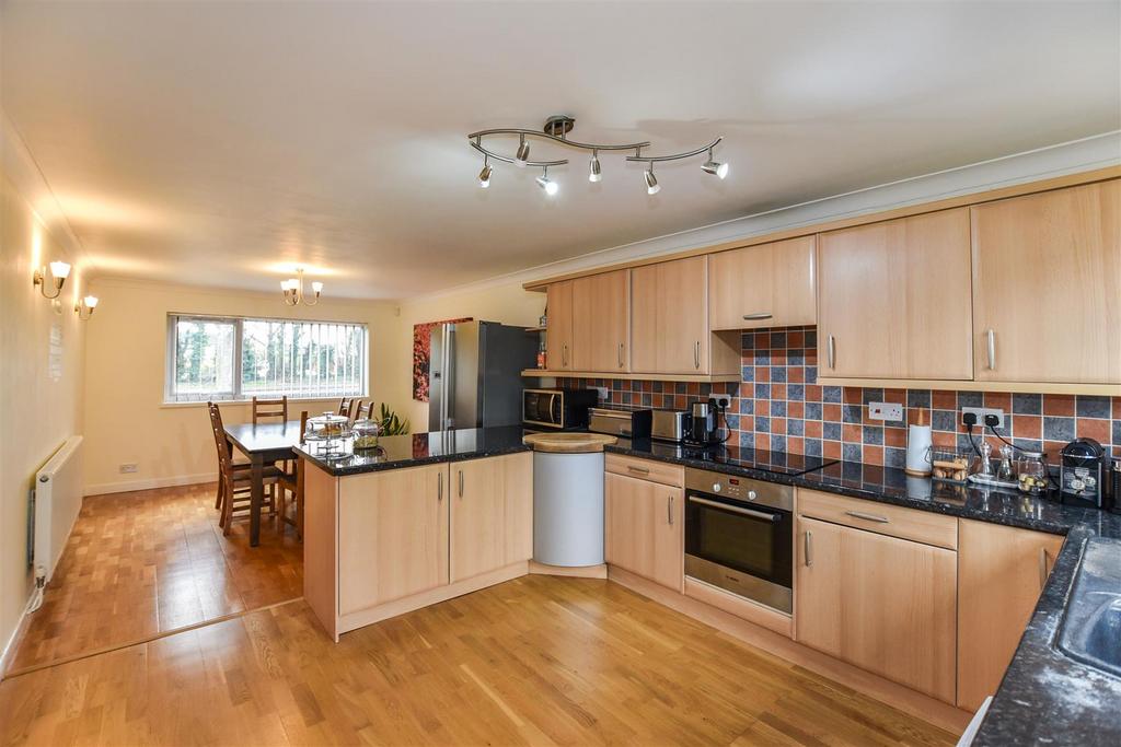 Casterton Road, Stamford 5 bed link detached house £499,995