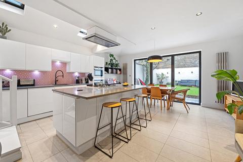 12 Foulden Road, London, N16 7UR
