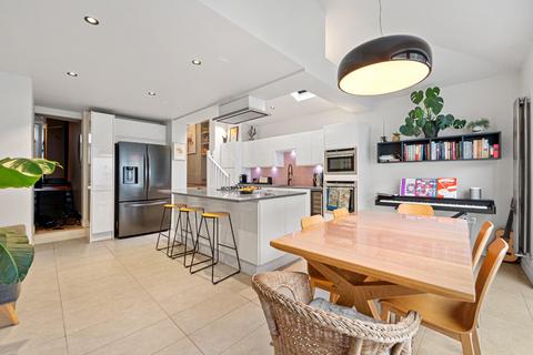 12 Foulden Road, London, N16 7UR