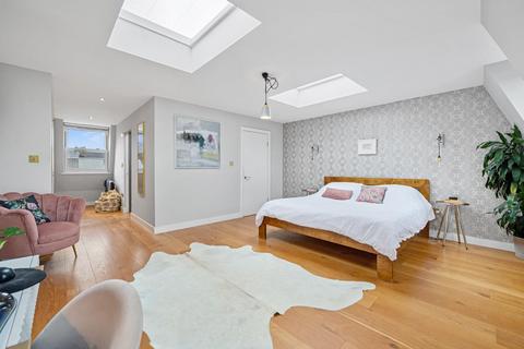 12 Foulden Road, London, N16 7UR