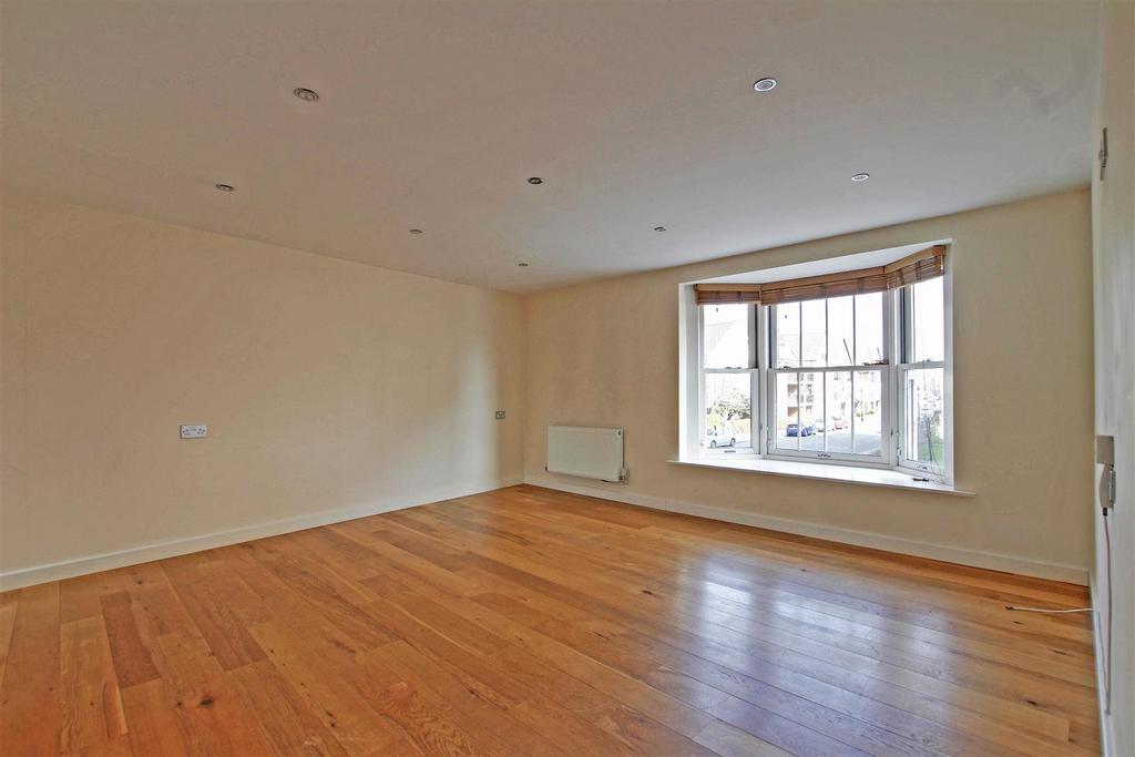 LOMBARD TERRACE, LOMBARD STREET, PO1 1HQ 2 bed flat £1,150 pcm (£265 pw)