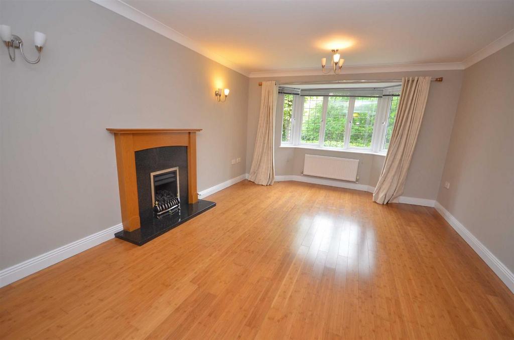 Navigation Loop, Stone 4 bed detached house £1,400 pcm (£323 pw)