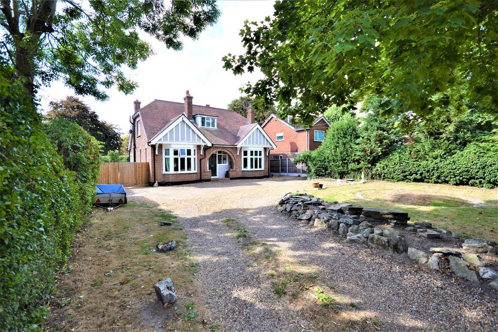 Maldon Road, BurnhamOnCrouch 4 bed detached house for sale £637,000