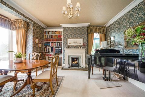 4 bedroom detached house for sale - Far Banks, Honley, Holmfirth