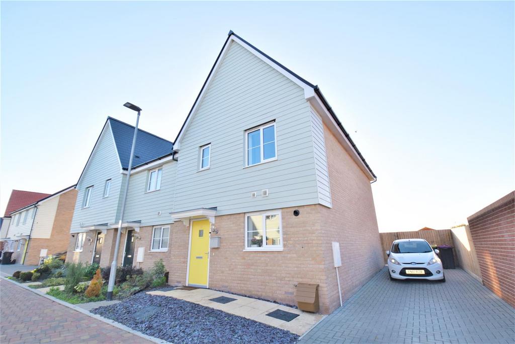 Alice Gardens, Rochford 3 bed end of terrace house £258,000