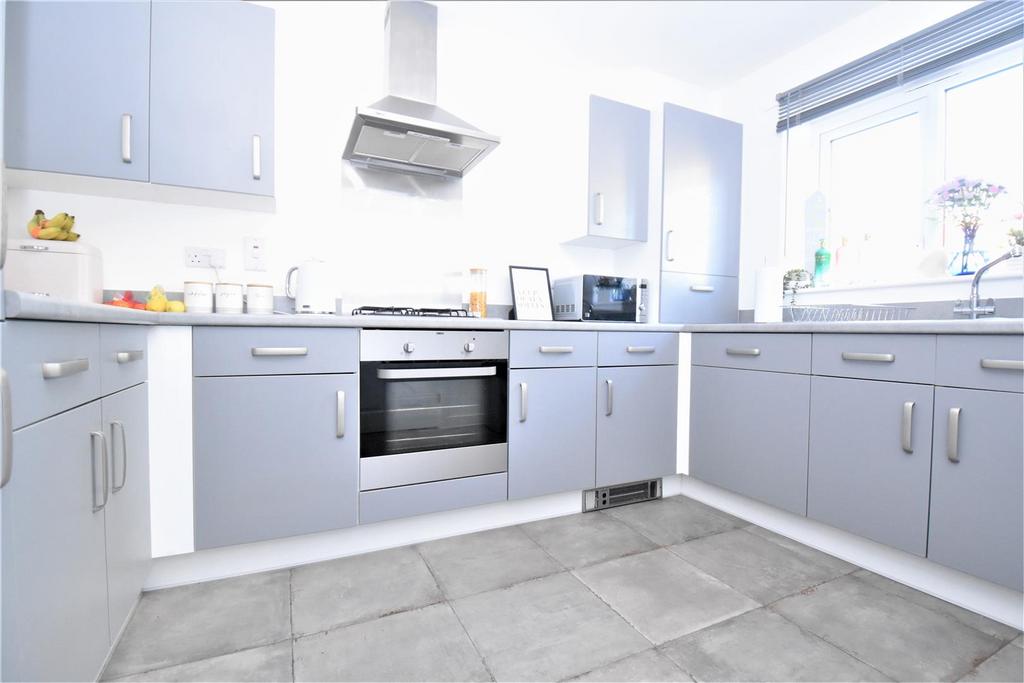 Alice Gardens, Rochford 3 bed end of terrace house £258,000
