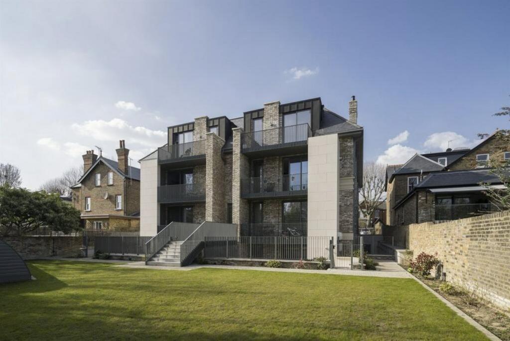 Carlton Road, Ealing 2 bed apartment £2,900 pcm (£669 pw)