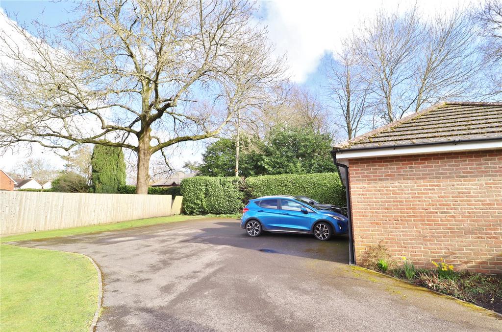 Vicarage Road, Verwood, Dorset, BH31 2 bed apartment £220,000
