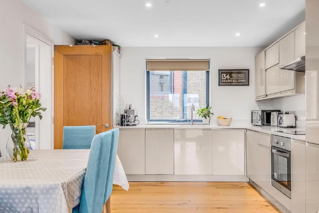 Lambton Road, Raynes Park 2 bed flat for sale £500,000