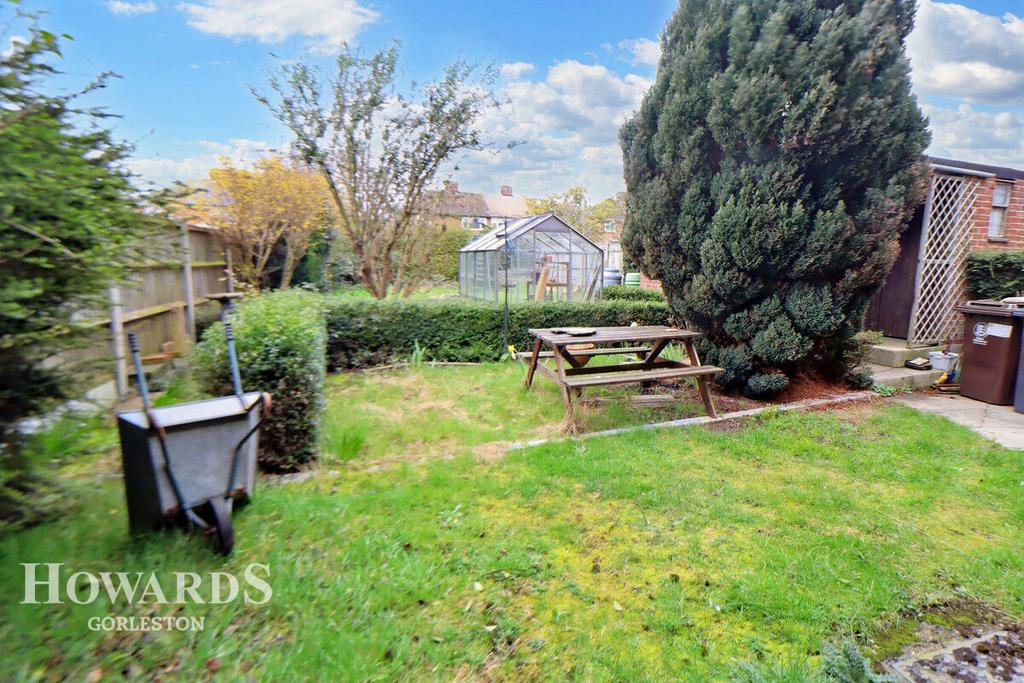 Pound Lane, Gorleston 3 bed end of terrace house for sale £180,000
