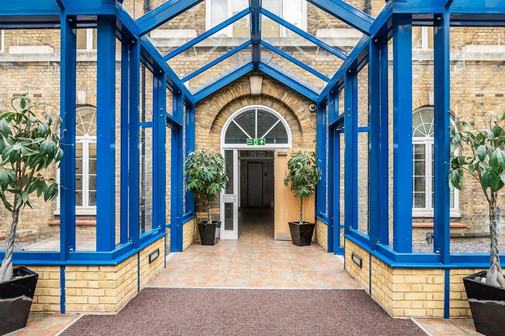 Vanbrugh Hill, Blackheath 2 bed flat for sale £500,000