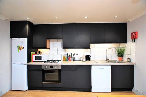 6 bedroom end of terrace house to rent, Broomfield, Guildford, Surrey, GU2