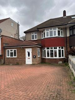 4 bedroom terraced house to rent, Summit Close, London N14