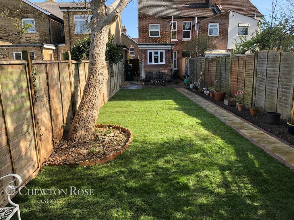 Edgell Road, STAINESUPONTHAMES 2 bed cottage for sale £425,000
