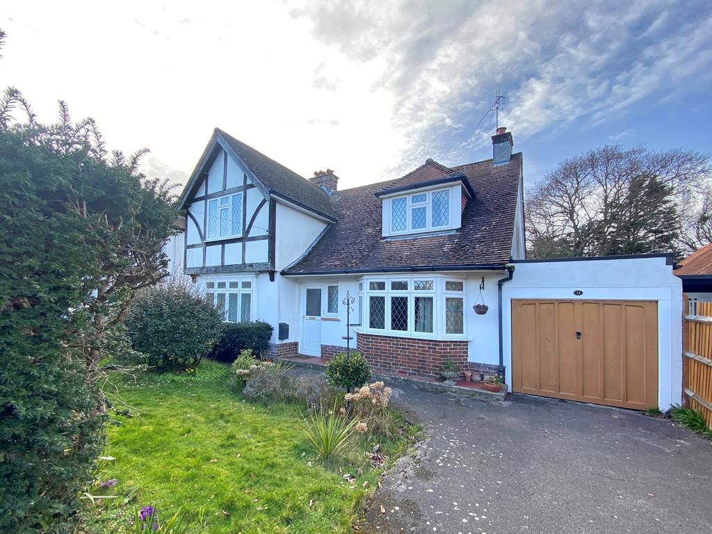 Fernhurst Gardens, Aldwick, Bognor Regis PO21 3 bed detached house for