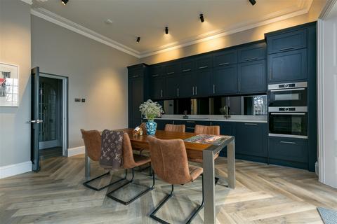 2 bedroom apartment for sale - Summersbury Hall, Summersbury Drive, Shalford, Guildford GU4 8JJ