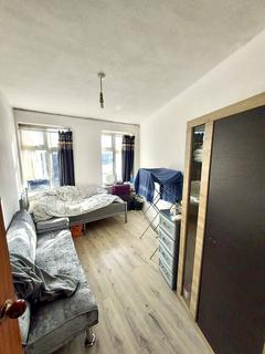 2 bedroom flat to rent - Kendal Parade, Edmonton, N18
