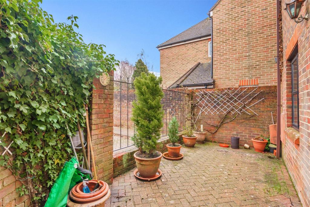 King Mews, King Avenue... 3 bed semidetached house £